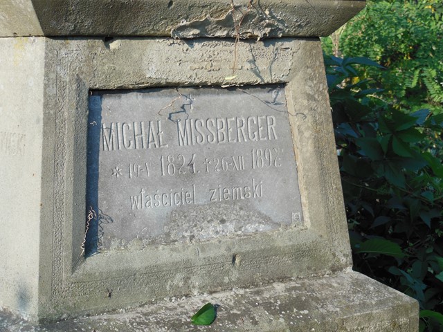 Fragment nagrobka Michała i Marii Missbergerów i Ludwika Kruszyńskiego, cmentarz w Tarnopolu, stan z 2016 roku