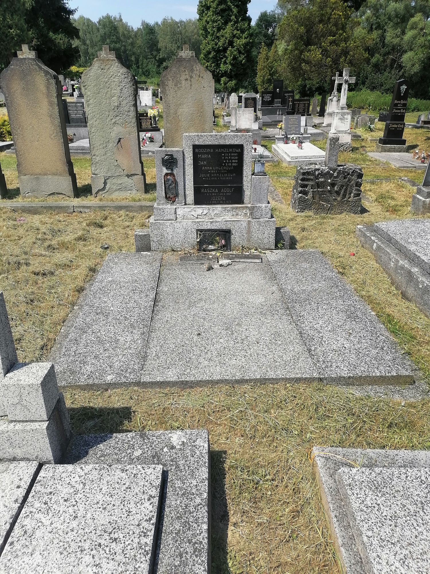 Nagrobek rodziny Hanzalikowej, Anny Unger, Adolfa i Józefy Raszków, cmentarz w Karwinie Dołach, stan 2022