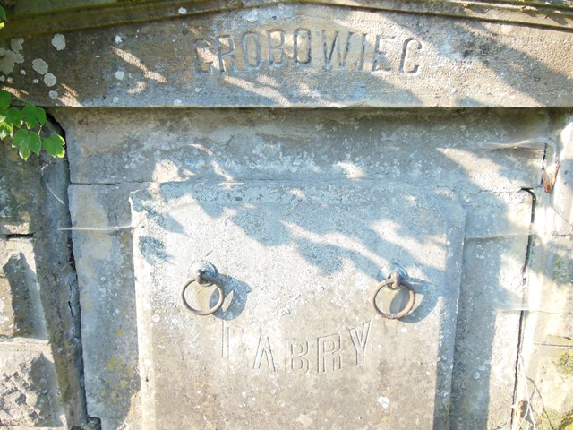 Fragment grobowca rodziny Tabry, cmentarz w Tarnopolu, stan z 2016 roku