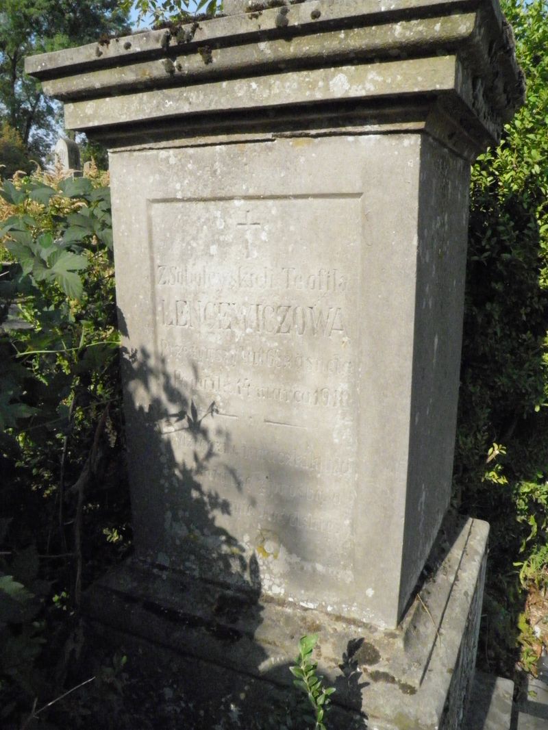 Fragment of the tombstone of Teofila Lencewicz, Ternopil cemetery, as of 2016.