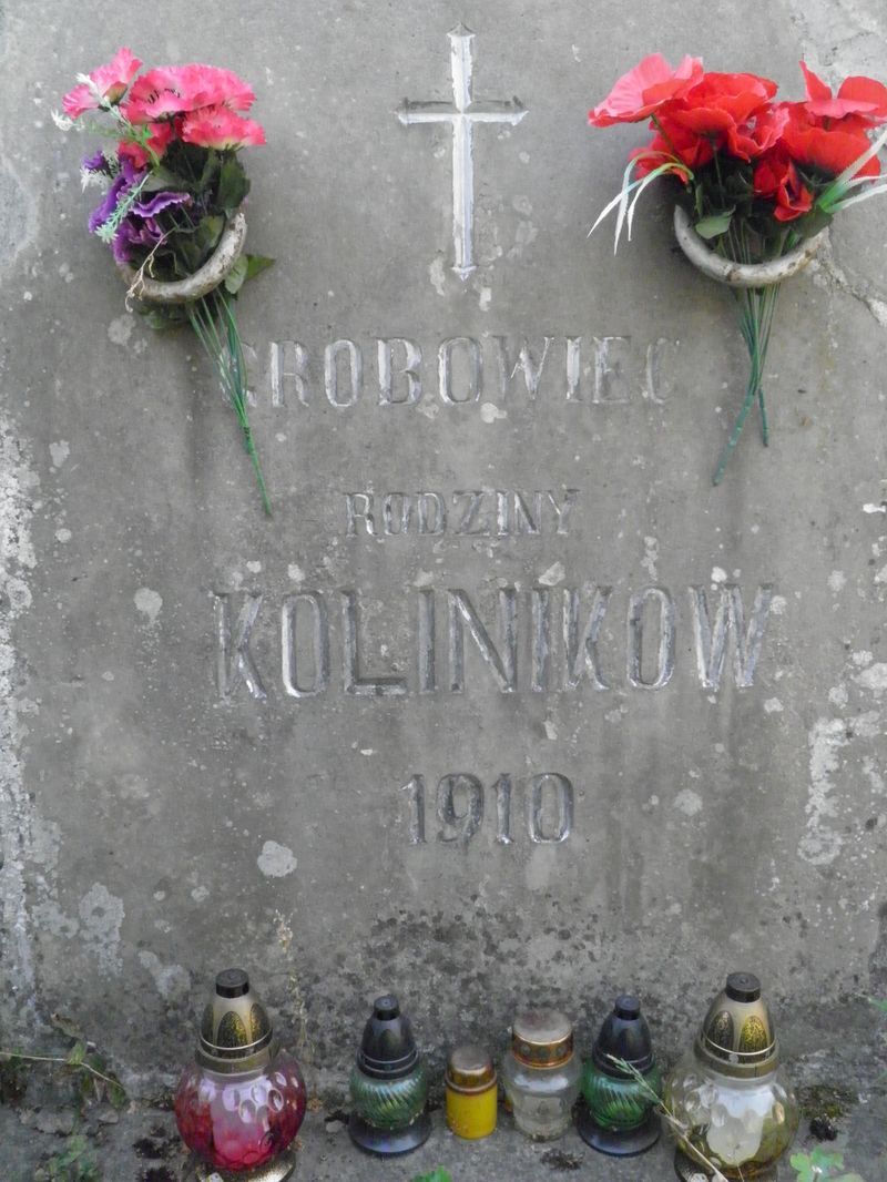 Fragment grobowca rodziny Kolinek i Heleny Sarowskiej, cmentarz w Tarnopolu, stan z 2016 r.