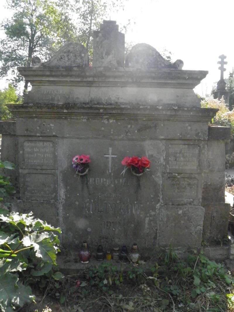 Grobowiec rodziny Kolinek i Heleny Sarowskiej, cmentarz w Tarnopolu, stan z 2016 r.