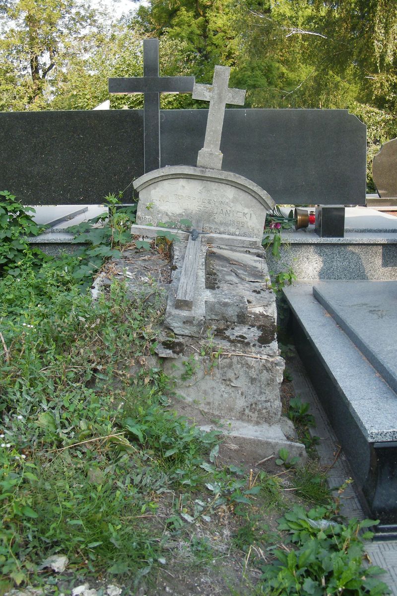 Nagrobek Eugeniusza Janickiego, cmentarz w Tarnopolu, stan z 2016 r.