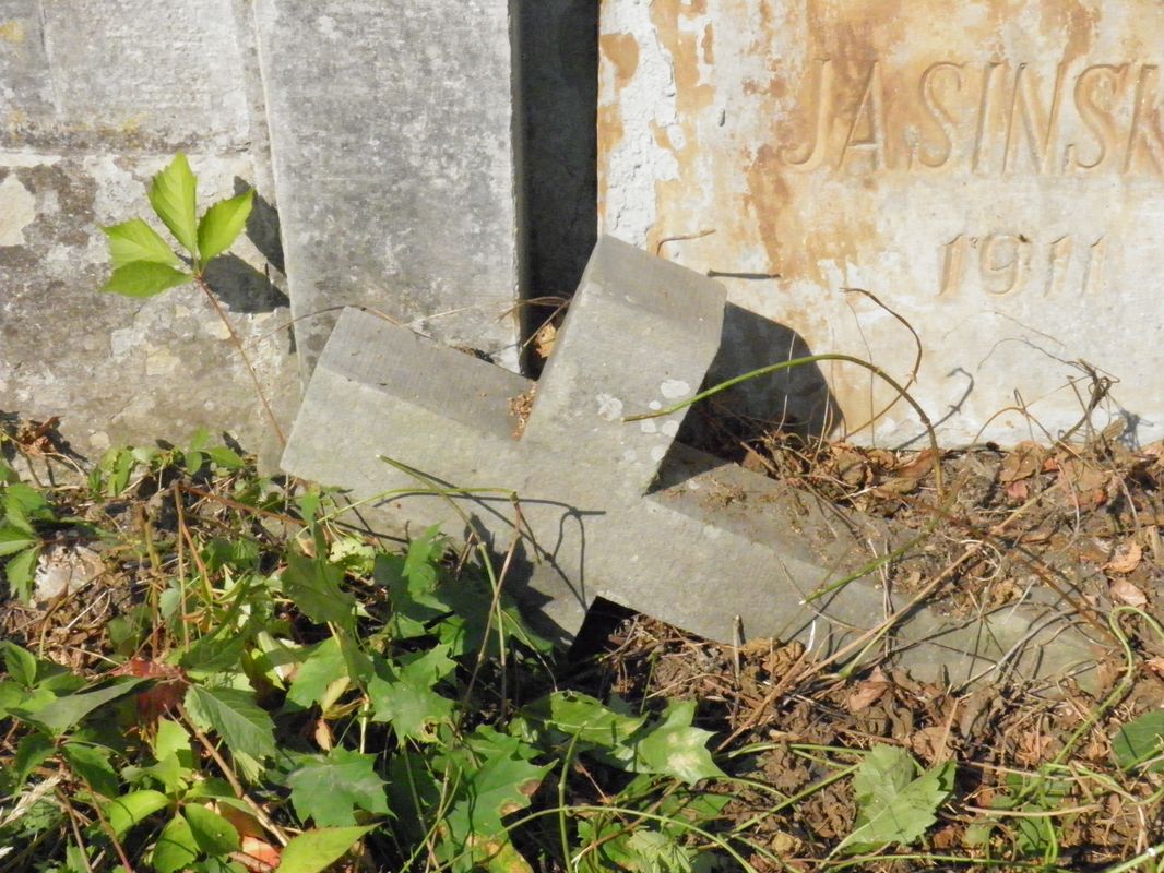 Fragment of the tomb of Maria Jasinska and Adolf and Alojzy Saturski, Ternopil cemetery, as of 2016.