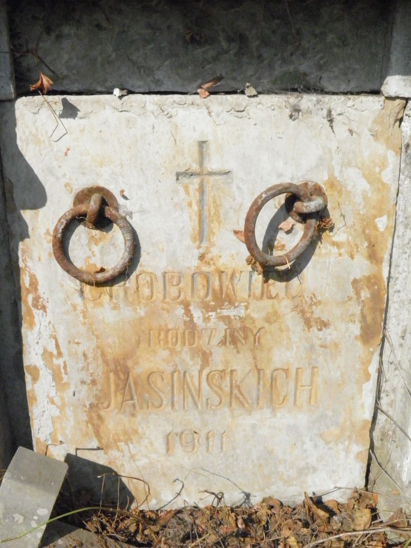 Fragment grobowca Marii Jasińskiej oraz Adolfa i Alojzego Saturskich, cmentarz w Tarnopolu, stan z 2016 r.