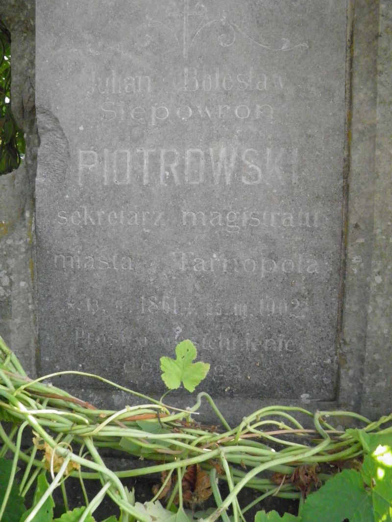 Fragment grobowca Juliana Bolesława Piotrowskiego, cmentarz w Tarnopolu , stan z 2016 r.