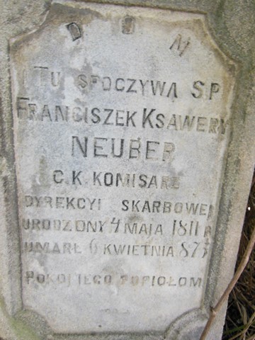 Fragment nagrobka Franciszka Neubera, cmentarz w Tarnopolu, stan z 2016 roku