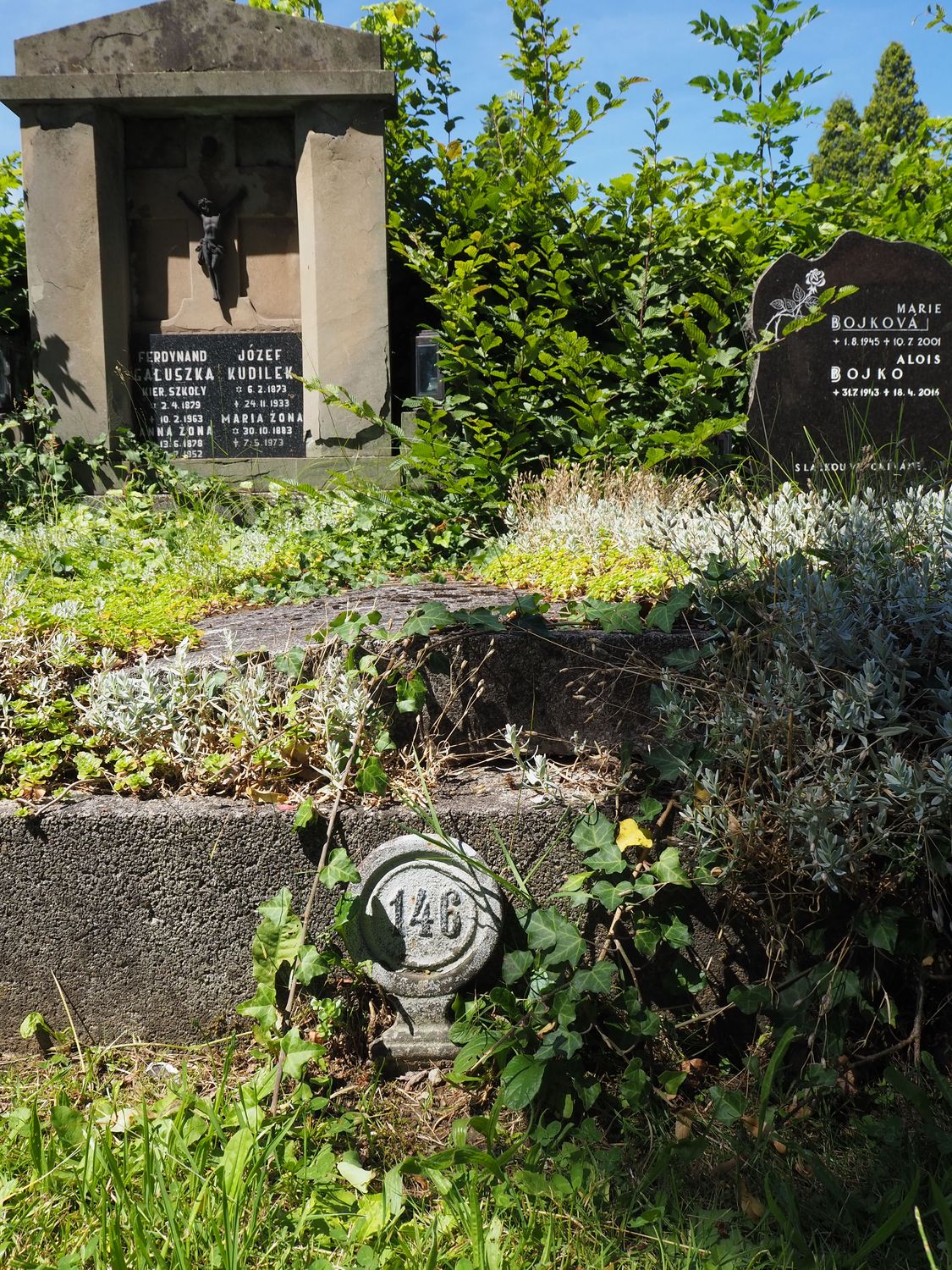 Fragment nagrobka Anny i Ferdynanda Gałuszka oraz Józefa i Marii Kudilek, cmentarz w Czeskim Cieszynie, stan z 2022 r.