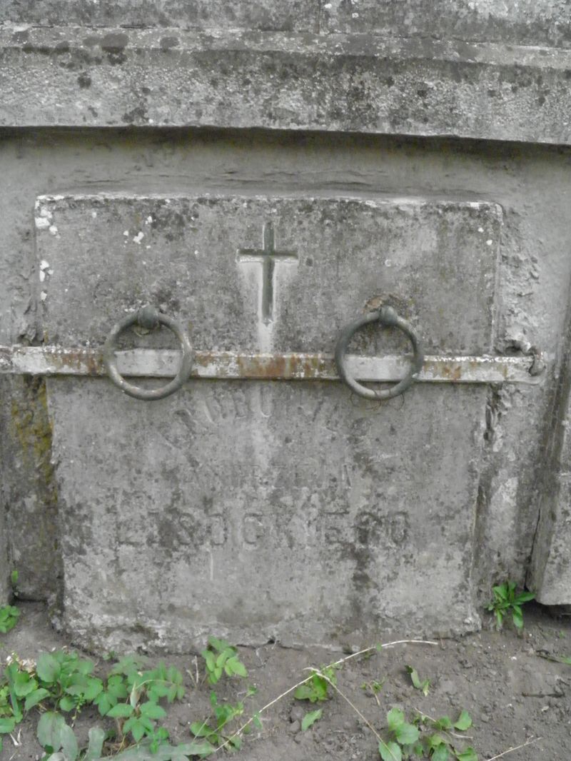 Fragment grobowca Katarzyny Słotwińskiej oraz Andrzeja i Jana Lasockich, cmentarz w Tarnopolu, stan z 2016 r