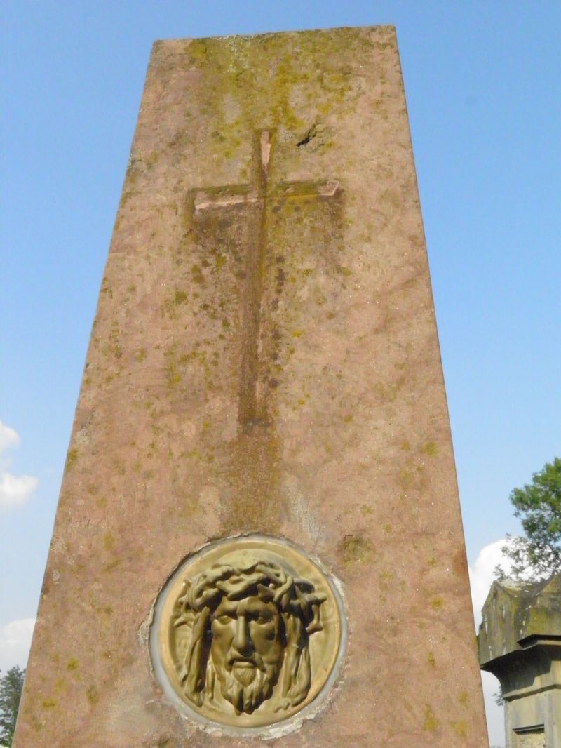 Fragment of the Moszyński family tomb, Ternopil cemetery, as of 2016.