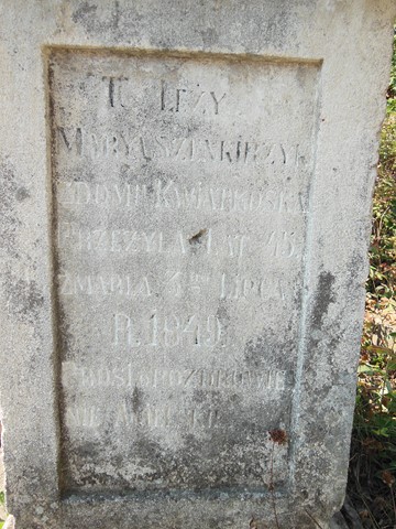 Fragment nagrobka rodziny Juszkiewicz i Marii Szenkirżyk, cmentarz w Tarnopolu, stan z 2016 roku