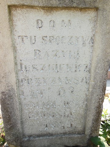 Fragment nagrobka rodziny Juszkiewicz i Marii Szenkirżyk, cmentarz w Tarnopolu, stan z 2016 roku