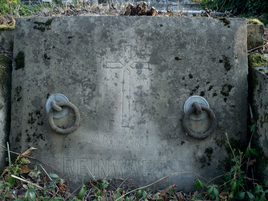 Fragment grobowca Antoniego Reinwartha, cmentarz w Tarnopolu, stan z 2016 r.