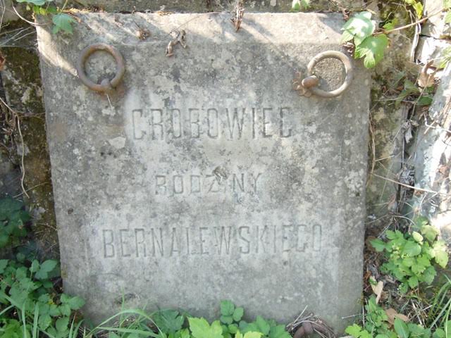 Fragment grobowca rodziny Bernalewskich, cmentarz na Tarnopolu, stan z 2016 roku