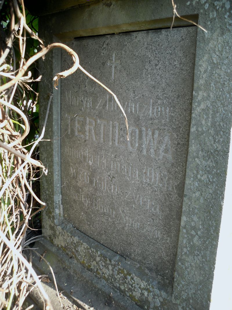 Fragment grobowca Ludwika i Marii Tertil, cmentarz w Tarnopolu, stan z 2016 r.