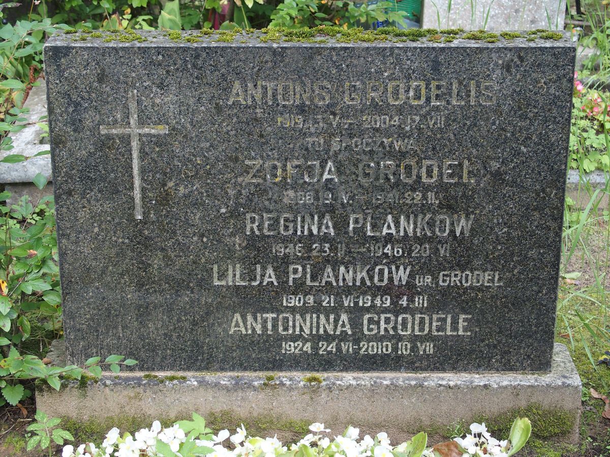 Inscription from the gravestone of Antonina Grodėle, Antonsa Grodelis, Zofia Grodėle, Lilia Plank and Regina Plank, St Michael's Cemetery, Riga, as of 2021.