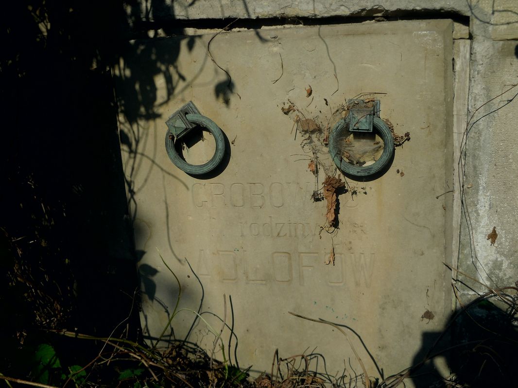 Fragment grobowca Artura Adlofa,  cmentarz w Tarnopolu, stan z 2016 r.