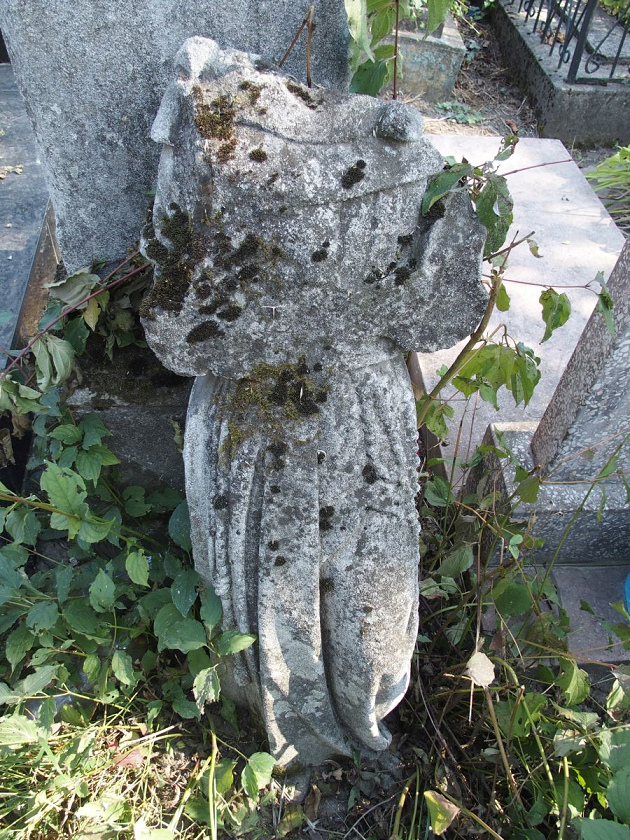 Figure from the tombstone of Antoni and Maria Tarnawski, Ternopil cemetery, 2016 status