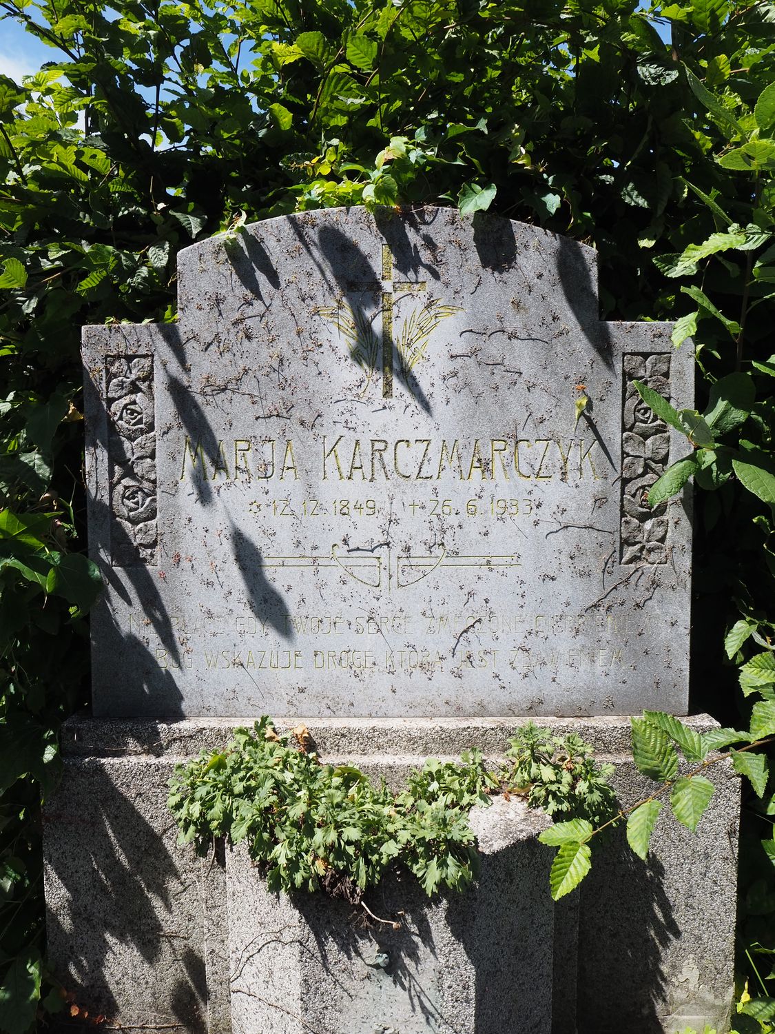 Fragment nagrobka Marii Kaczmarczyk, cmentarz w Czeskim Cieszynie, stan z 2022 r.