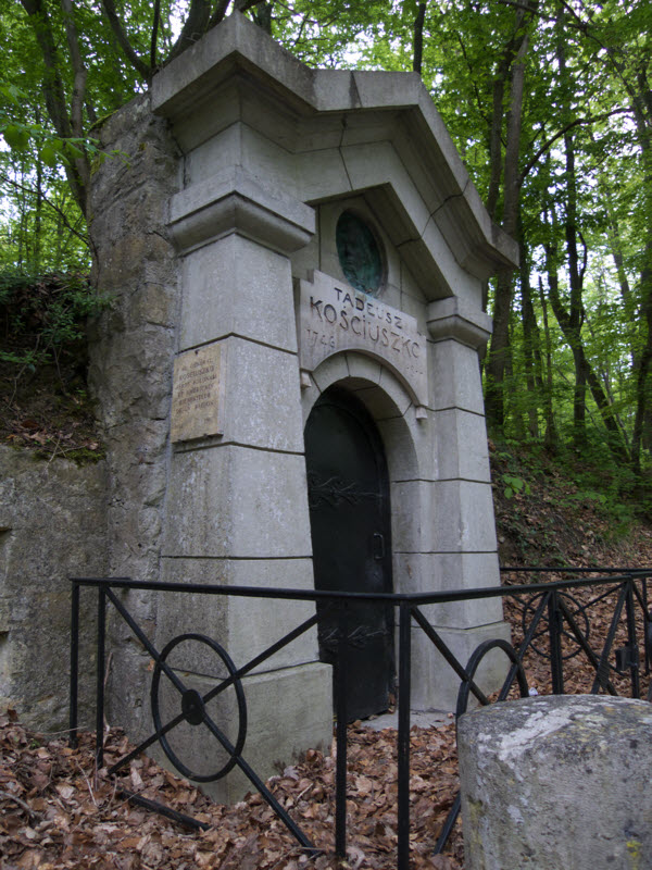 Fotografia przedstawiająca Symboliczny grobowiec Tadeusza Kościuszki przy drodze z Fontainebleau do Montigny-sur-Loing