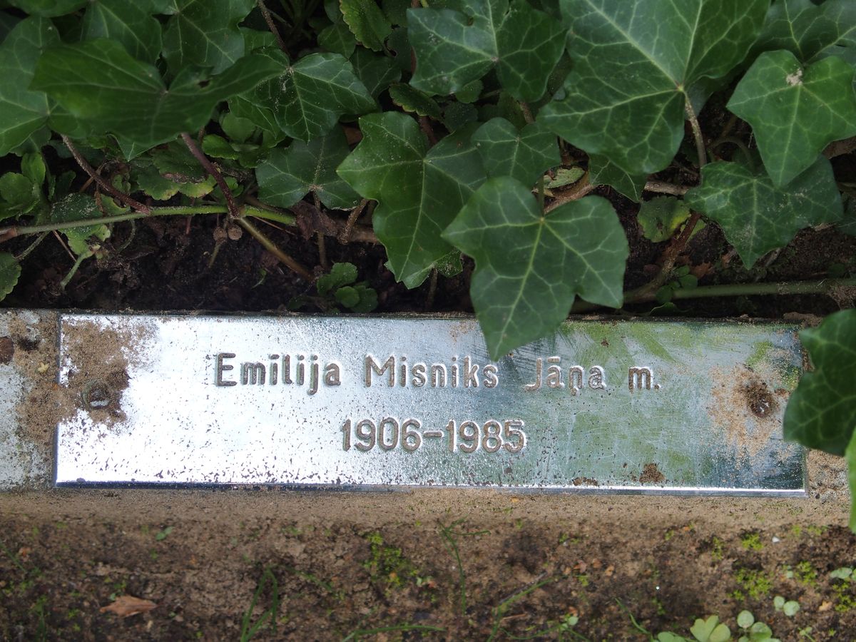 Inscription from the gravestone of Emilia Misniks Jāna and Jan Makowski, St Michael's Cemetery in Riga, as of 2021.