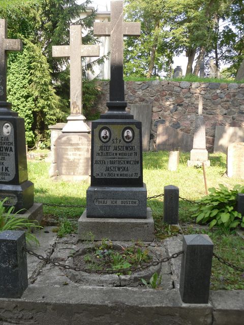 Tombstone of Józefa Jaszewska, Jozef Jaszewski and Piotr Jarmułowicz from the Ross Cemetery in Vilnius, as of 2013.