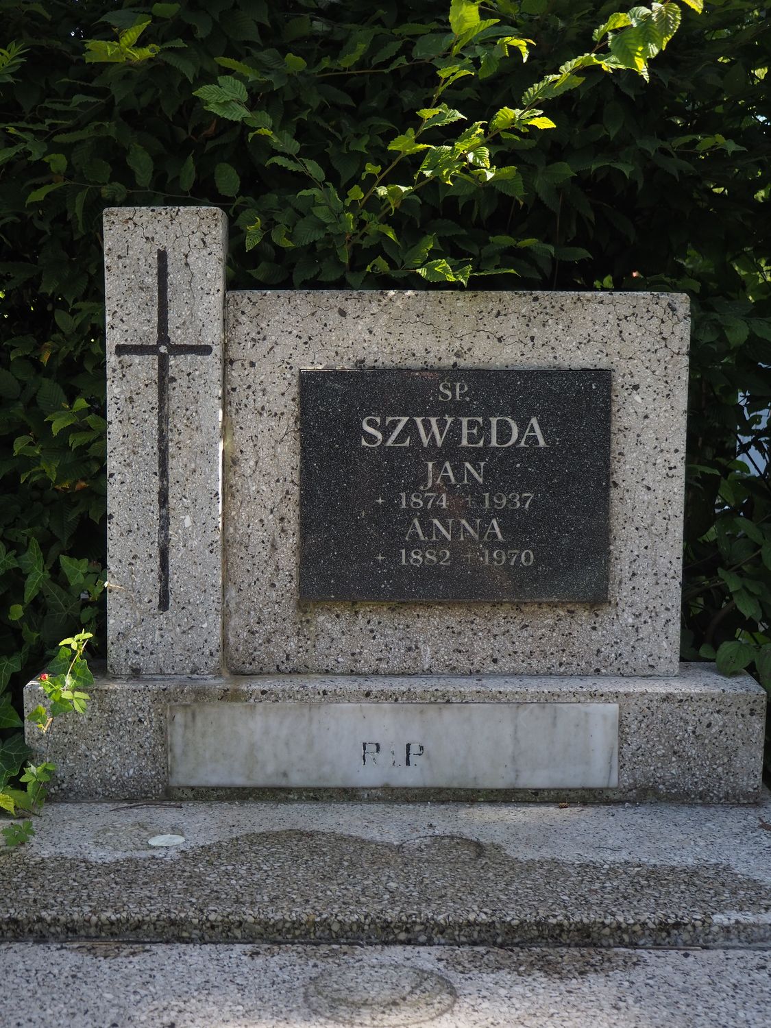 Fragment nagrobka Anny i Jana Szweda, cmentasz w Czeskim Cieszynie, stan z 2022 r.