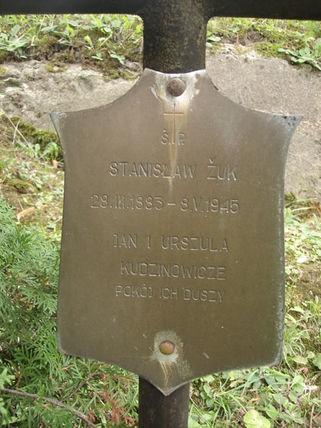 Inscription on the gravestone of Jan and Ursula Kudzinowicz, Stanislaw Żuk, Na Rossie cemetery in Vilnius, as of 2013