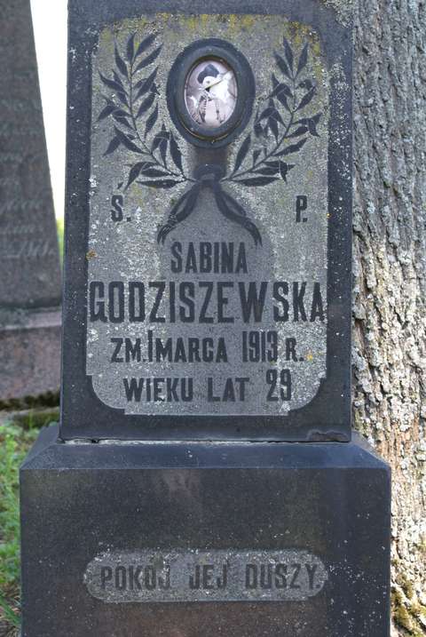 Fragment nagrobka Sabiny Godziszewskiej, cmentarz na Rossie w Wilnie, stan z 2013 r.
