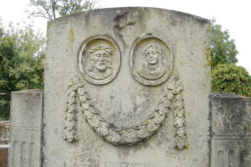 Nagrobek Kazimierza i Marii Lipiec, fragment z płaskorzeźbą, cmentarz w Tarnopolu, stan przed 2016