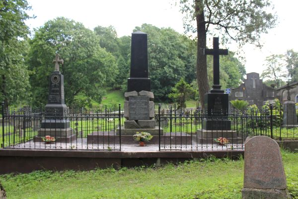 Grobowiec rodziny Kusojc i rodziny Rutkiewiczów, cmentarz Na Rossie w Wilnie, stan z 2014 roku