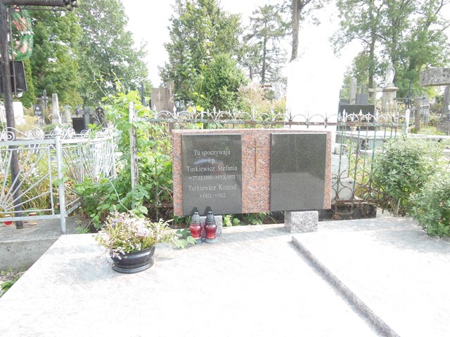Fragment grobowca Konrada i Stefanii Turkiewicz z cmentarzy dawnego powiatu tarnopolskiego, stan z 2016 r.