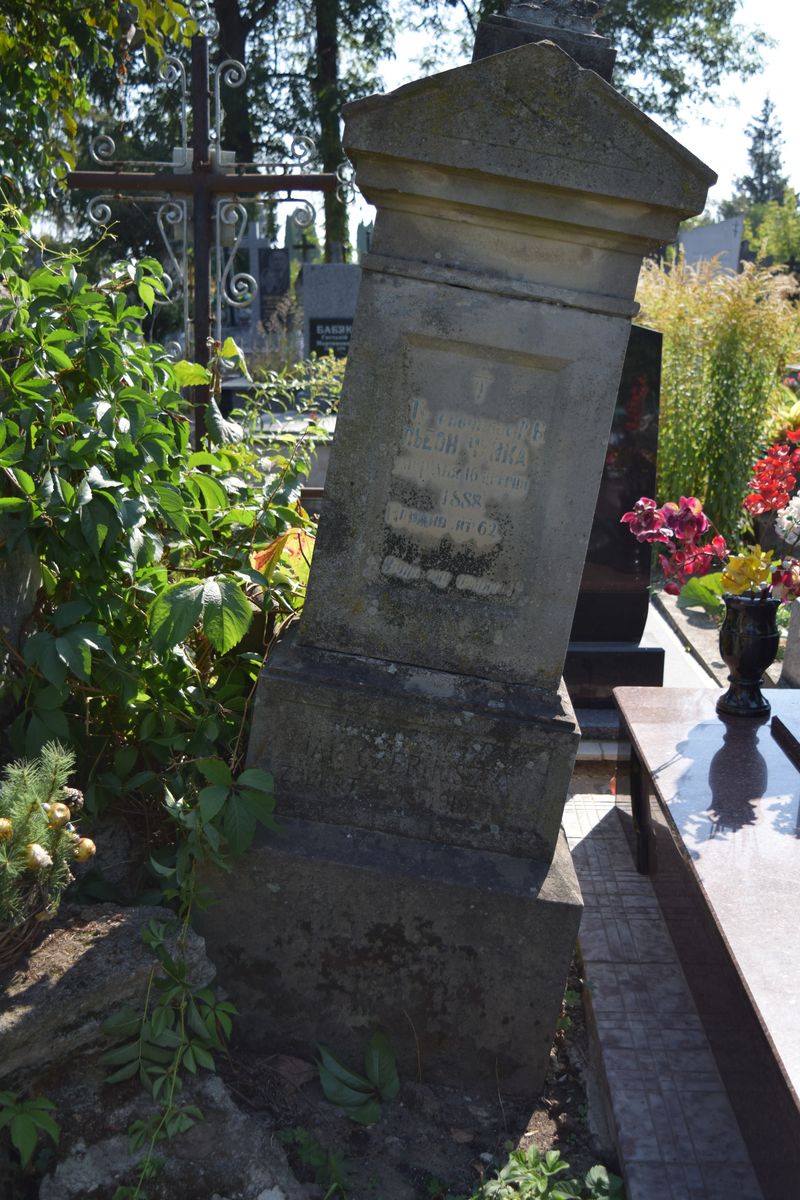 Tombstone of Jan Chernushka and Льеон Чуйка, Ternopil cemetery, state of 2016