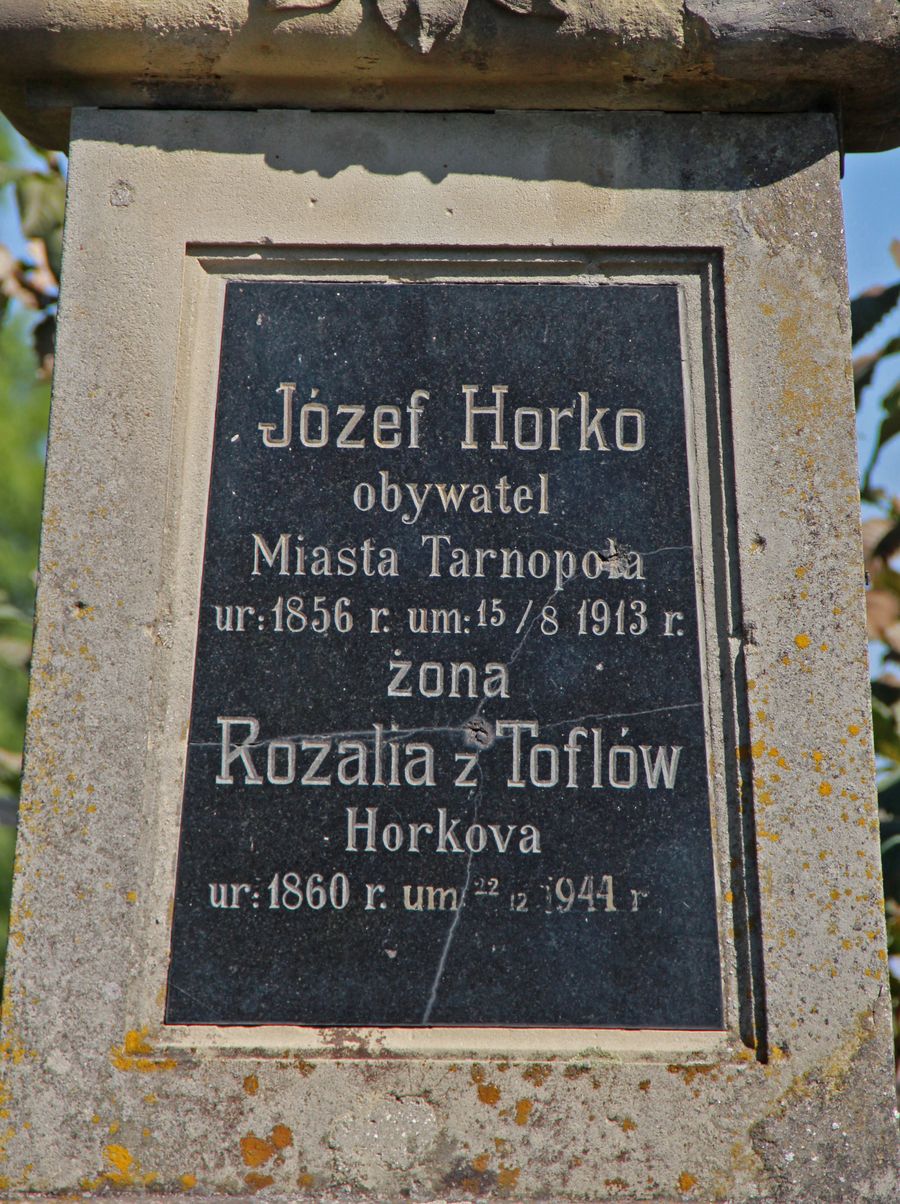 Fragment grobowca Józefa i Rozalii Horko oraz Józefa i Julii Malickich, cmentarz w Tarnopolu, stan z 2016