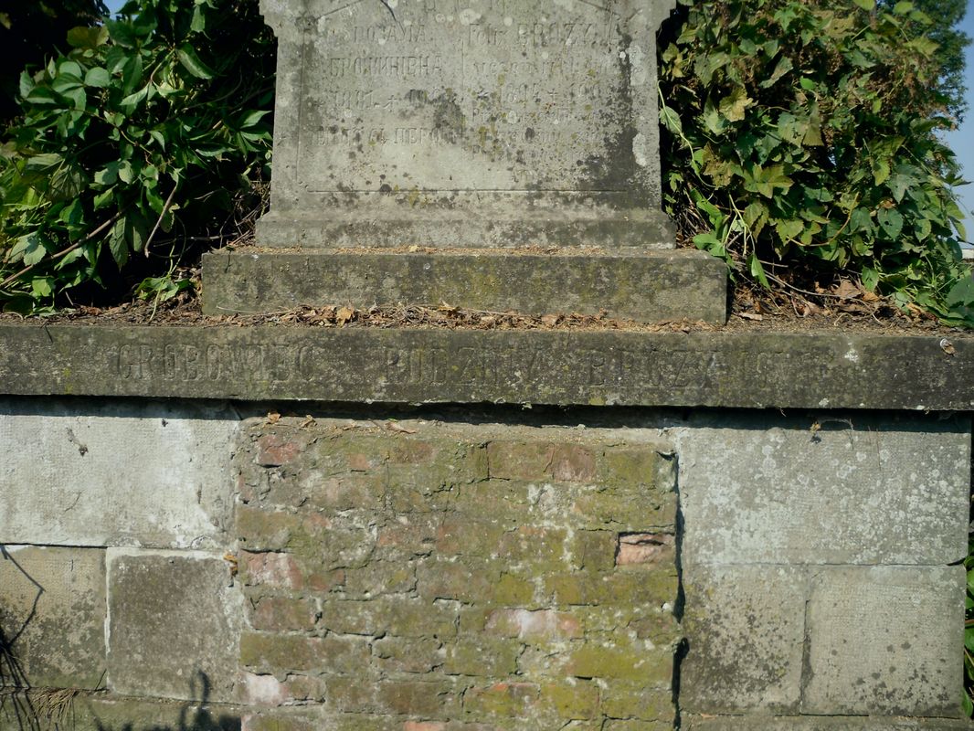 Fragment grobowca Feliksa Brożyny, cmentarz w Tarnopolu, stan z 2016 r.