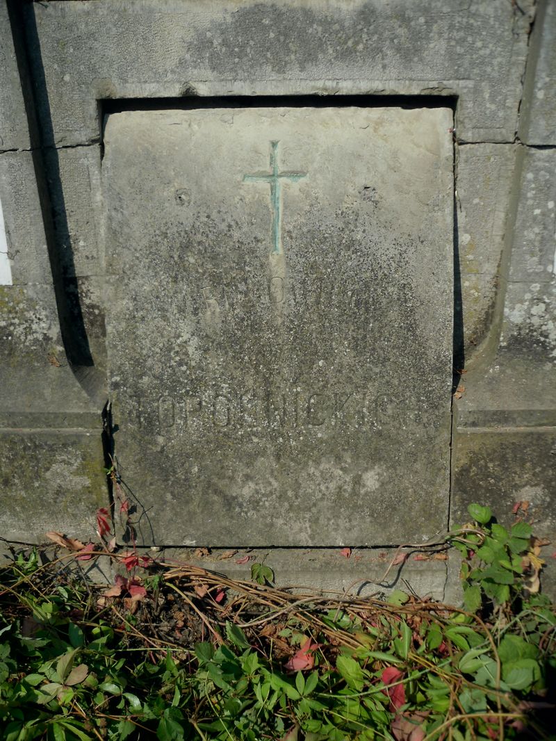Fragment grobowca Maryli Fechter oraz Jana Sasa i Józef Sasa Topolnickich, cmentarz w Tarnopolu, stan z 2016 r.