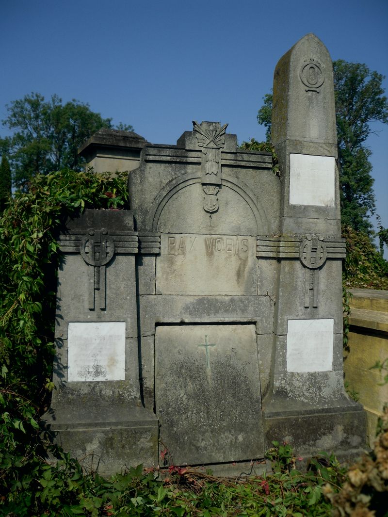 Grobowiec Maryli Fechter oraz Jana Sasa i Józef Sasa Topolnickich, cmentarz w Tarnopolu, stan z 2016 r.