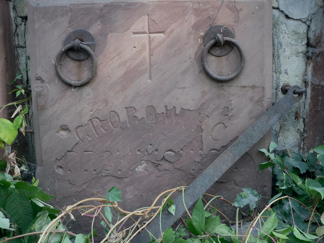 Fragment grobowca rodziny Promińskich, cmentarz w Tarnopolu, stan z 2016 r.