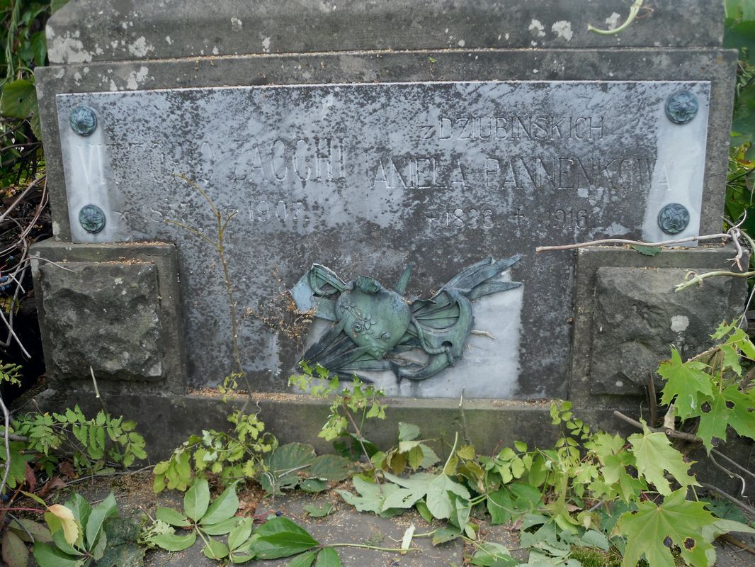 Fragment grobowca Anieli Pannenkowowej, cmentarz w Tarnopolu, stan z 2016 r.