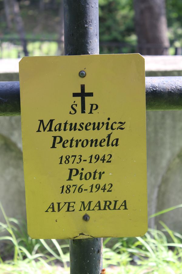 Плита з написом на надгробку Петронели та Петра Матусевичів на кладовищі На Россіє у Вільнюсі, станом на 2013 рік