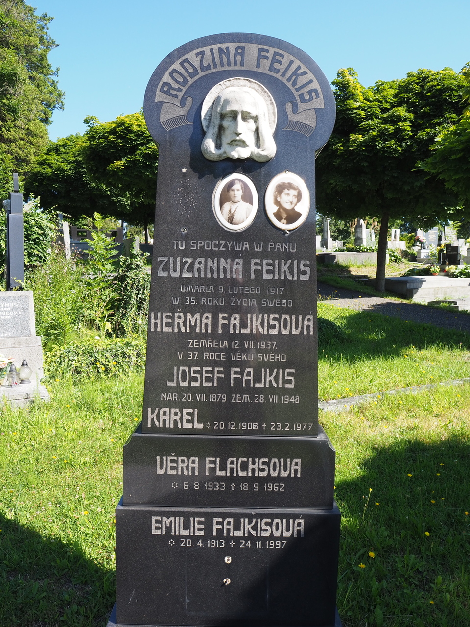 Fragment of a tomb of the Feikis family, Karviná Důl cemetery, state of 2022
