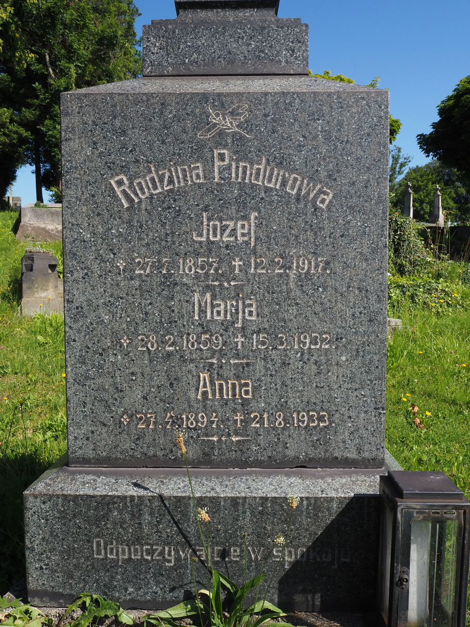Fragment grobowca rodziny Pindurowych, cmentarz w Karwinie Doły, stan z 2022 roku