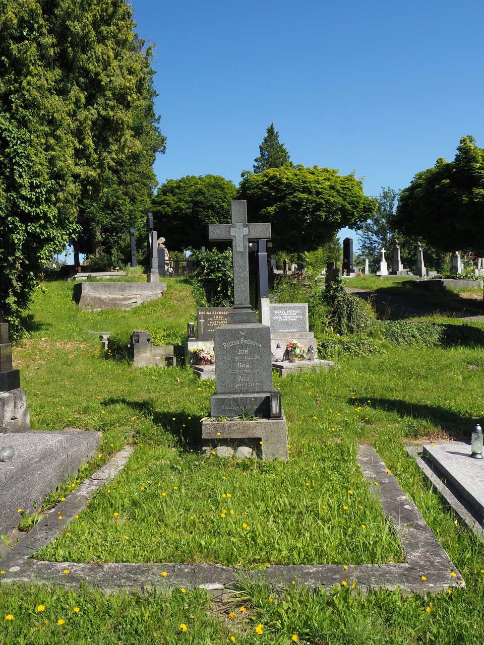 Grobowiec rodziny Pindurowych, cmentarz w Karwinie Doły, stan z 2022 roku