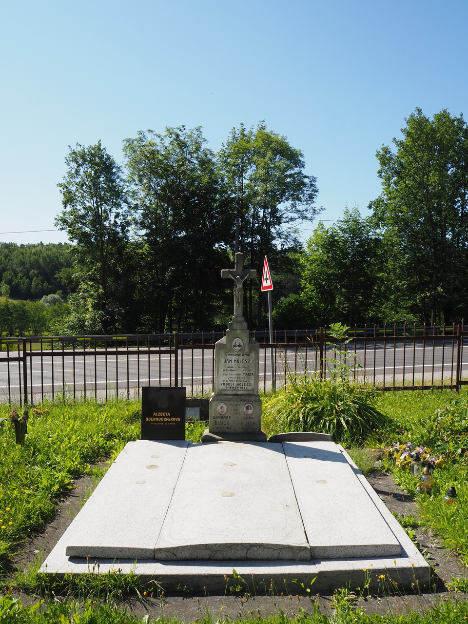 Grobowiec rodziny Holesz i Bujok, cmentarz w Karwinie Doły, stan z 2022 roku