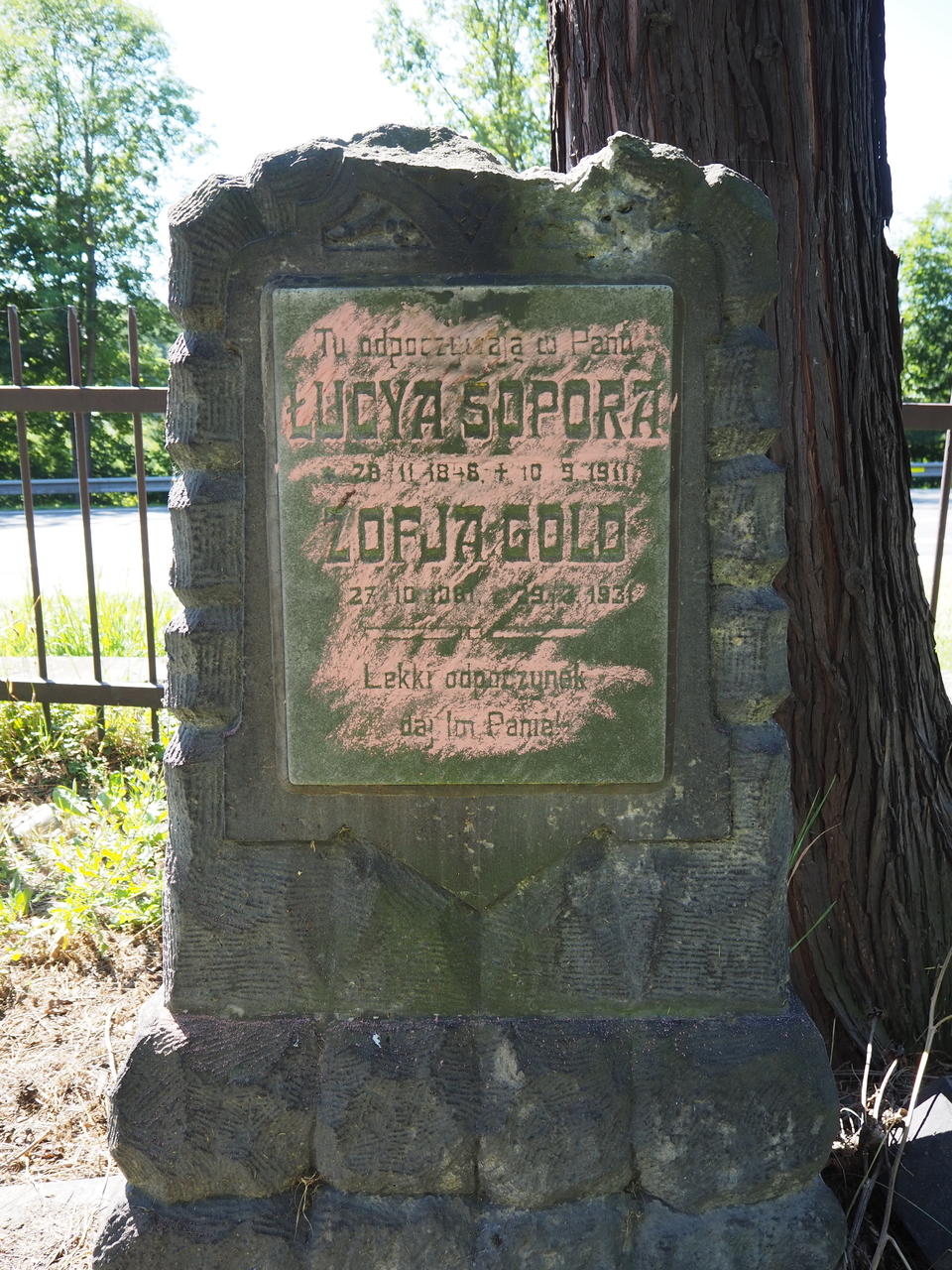 Nagrobek Łucji Sopory i Zofii Gold, cmentarz w Karwinie Doły, stan z 2022 roku