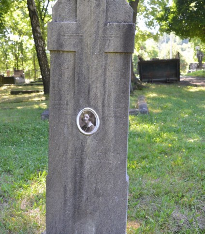 Nagrobek Anieli i Henryka Cholewów, cmentarz w Karwinie Dołach