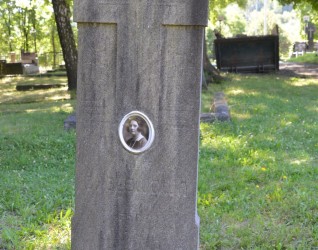 Nagrobek Anieli i Henryka Cholewów, cmentarz w Karwinie Dołach