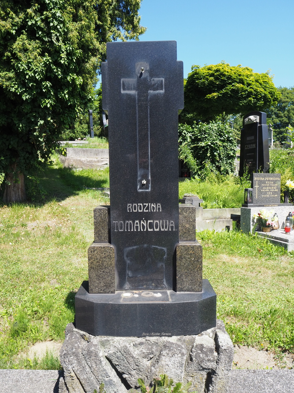 Fragment grobowca rodziny Tomańcowej, cmentarz w Karwinie Doły, stan z 2022 roku
