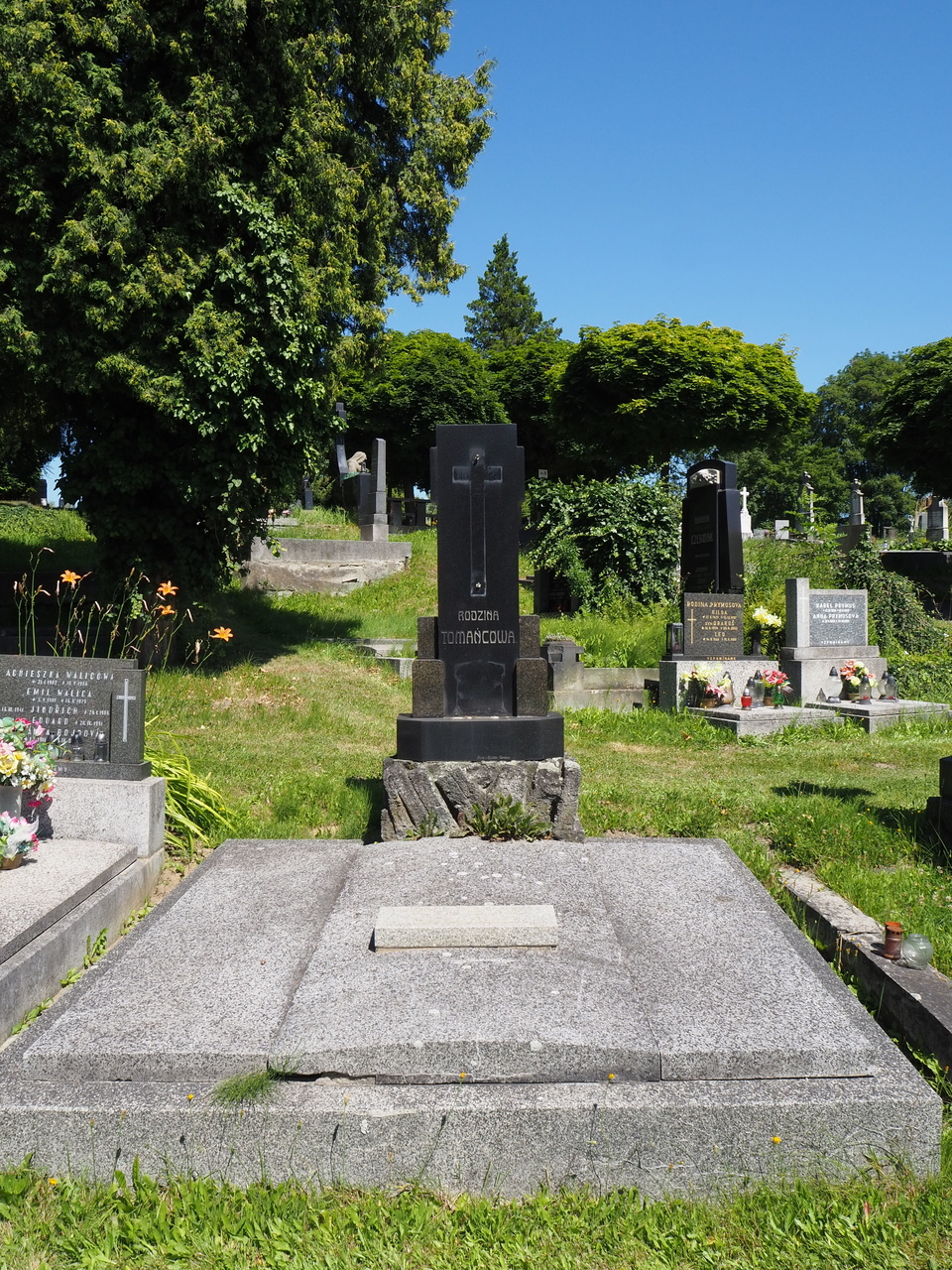 Grobowiec rodziny Tomańcowej, cmentarz w Karwinie Doły, stan z 2022 roku
