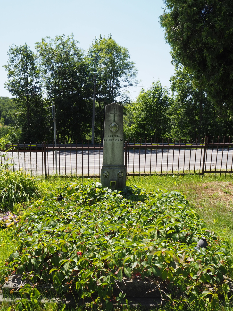 Nagrobek rodziny Chlebowczykowej, cmentarz w Karwinie Doły, stan z 2022 roku